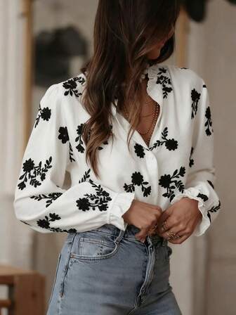 Elegante blusa de manga larga con cuello mao blanco, manga farol y bordado floral negro exquisito para mujer