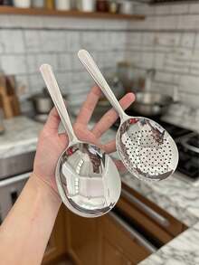 ملعقتان كبيرتان للاستخدام التجاري والمنزلي في المطبخ - ملعقة تقديم كبيرة بمقبض قصير مقاوم للحرارة، مع ثقوب تصريف، سهلة التنظيف - مناسبة للمطاعم والتموين والاستخدام المنزلي - أداة من الفولاذ المقاوم للصدأ عيار 201 متينة، لوازم المطاعم، مقبض إرجونومي، بناء قوي، طاه محترف، ملعقة من الفولاذ المقاوم للصدأ، معدات التموين، لوازم ومعدات المطاعم