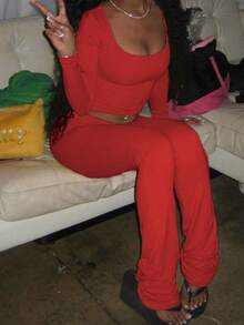 مجموعة نسائية شتوية من قطعتين، ملابس علوية كم طويل ياقة مربعة مطوية باللون الأحمر وبنطلون كاجوال، مناسبة لعيد الحب، المواعيد، التجمعات، الحفلات، السفر، العطلات، الشاطئ وأكثر