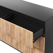 La credenza e il comò zeichnen sich durch eine Combination aus Schwarz und natürlichen Holztönen, Metallbeinen und erhöhten Türen aus.