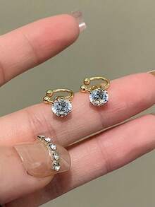 1 par de elegantes y lujosos pendientes de aro con circonita sintética brillante incrustada, clips de oreja ajustables sin perforación adecuados para mujeres, perfectos para uso diario y banquetes de fiesta