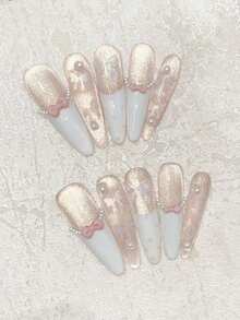 10 件手工草莓纸杯蛋糕美甲套装，包含白色法式波尔卡圆点镂空蝴蝶结、玫瑰金猫眼蝴蝶结、迷你珍珠装饰、可重复使用的指甲套，适合约会、派对、音乐会、亮泽、可爱设计