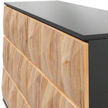 La credenza e il comò zeichnen sich durch eine Combination aus Schwarz und natürlichen Holztönen, Metallbeinen und erhöhten Türen aus.