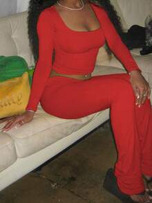 مجموعة نسائية شتوية من قطعتين، ملابس علوية كم طويل ياقة مربعة مطوية باللون الأحمر وبنطلون كاجوال، مناسبة لعيد الحب، المواعيد، التجمعات، الحفلات، السفر، العطلات، الشاطئ وأكثر