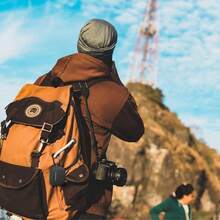 兼容系列保护壳，防震硅胶全包覆保护套，适用于 4/ Pro/ Pro 2/ Pro 3/ 1/2/3代，支持无线充电，配有耐用登山扣，正面LED指示灯可见。