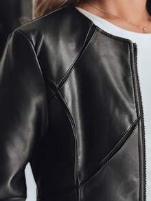 Damen-Übergangslederjacke aus Kunstleder mit Reißverschluss. Elegant geschnitten und gefüttert. Stilvolle Damenjacke mit Taschen und geometrischen Nähten. Eine stylische Alternative zur Motorradjacke, perfekt für Frühling und Herbst. - Schwarz - Übersicht 5