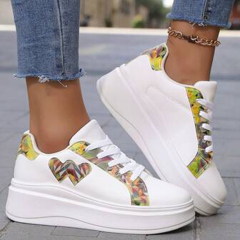 Trendiga hjärtformade plattformsskor med skateboard-motiv