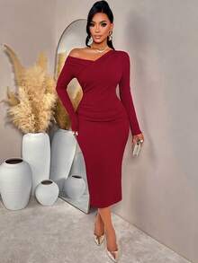 Traje casual elegante feminino Amarilo para outono/inverno, para passeios diários e encontros. Decote cruzado assimétrico com design de ombros à mostra. Cintura plissada e silhueta justa. Detalhe de fenda plissada. Vestido de comprimento médio em malha texturizada listrada de cor sólida.