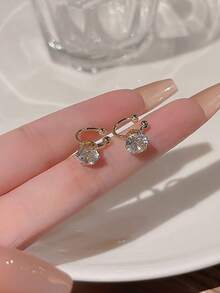 1 par de elegantes y lujosos pendientes de aro con circonita sintética brillante incrustada, clips de oreja ajustables sin perforación adecuados para mujeres, perfectos para uso diario y banquetes de fiesta