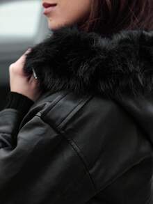 Damen Kunstlederjacke mit Kapuze und abnehmbarem Kunstfellbesatz, elegante Herbst- und Winter-Kurz-Übergangsjacke, stylische Freizeit- und Alltagsjacke mit Reißverschluss, Taschen und verstellbaren Ärmeln - Schwarz - Übersicht 5