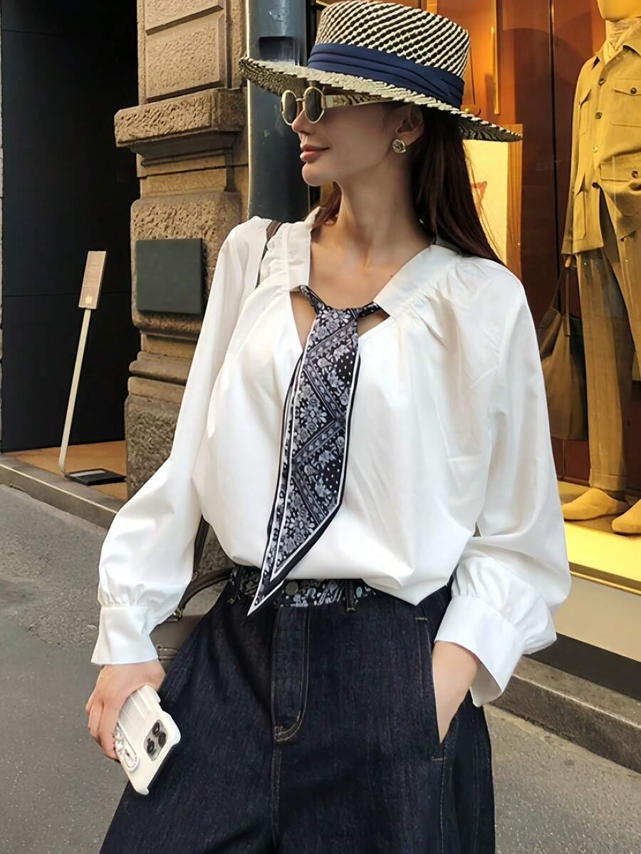 女士复古硬币图案V领长袖衬衫，宽松版型，优雅百搭，适合通勤、约会、购物等各种场合。搭配图案围巾，更显精致优雅。 - 白色 - 查看 1