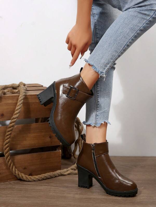 بوت نسائي قصير للخريف/الشتاء 2025 مع سحاب جانبي وإبزيم، كعب منخفض