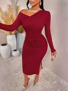 Traje casual elegante feminino Amarilo para outono/inverno, para passeios diários e encontros. Decote cruzado assimétrico com design de ombros à mostra. Cintura plissada e silhueta justa. Detalhe de fenda plissada. Vestido de comprimento médio em malha texturizada listrada de cor sólida.