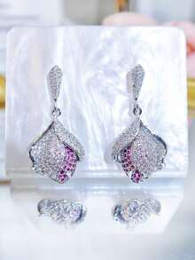 SEQUITO 2 piezas Decoración de oreja de dama de temperamento chapada en oro con micro pavé de cubitos de circonita AAA nuevos pendientes largos de gota con flor de rosa para fiesta de graduación y joyería