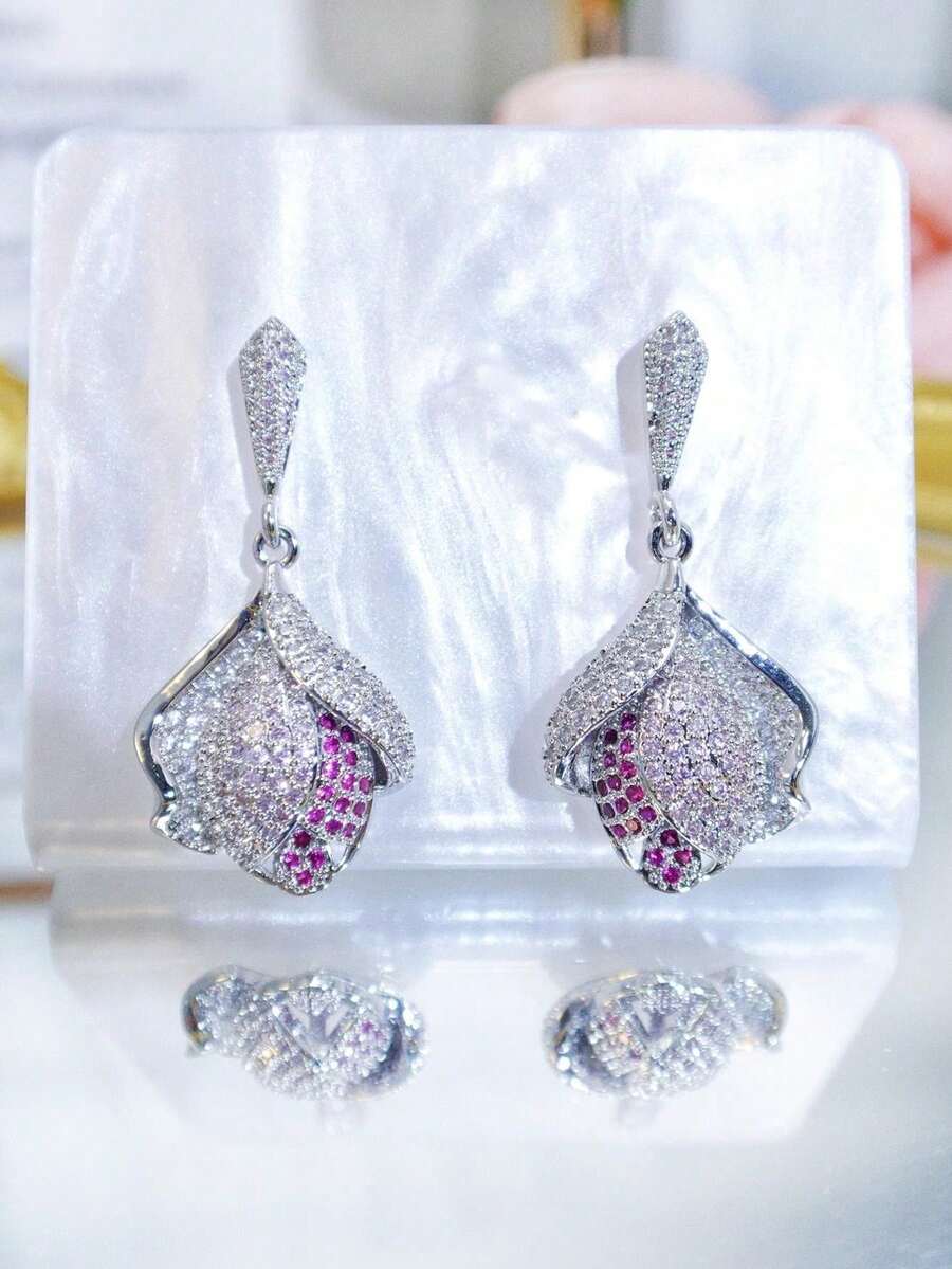 SEQUITO 2 piezas Decoración de oreja de dama de temperamento chapada en oro con micro pavé de cubitos de circonita AAA nuevos pendientes largos de gota con flor de rosa para fiesta de graduación y joyería