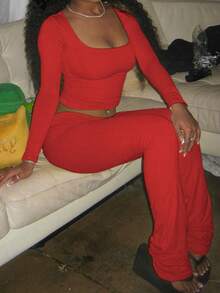 مجموعة نسائية شتوية من قطعتين، ملابس علوية كم طويل ياقة مربعة مطوية باللون الأحمر وبنطلون كاجوال، مناسبة لعيد الحب، المواعيد، التجمعات، الحفلات، السفر، العطلات، الشاطئ وأكثر