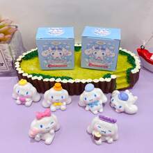 三丽鸥 Yuuki 小狗盲盒摆件 - 可爱迷人的 Yuuki 小狗摆件，精致小巧，适合家居装饰、汽车装饰或桌面摆放。这款动漫人物雕像、胸像和模型既是收藏玩具，也是送给男孩女孩的绝佳礼物。