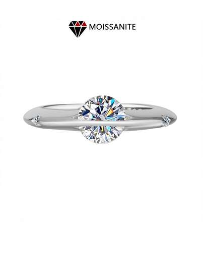 LOVESSOM 这款闪亮的星形宝石镶嵌着一颗1克拉的莫桑石，采用925银打造，搭配时尚百搭的戒指，是秋冬季节送给情侣的理想礼物。它适用于婚礼、宴会、派对、聚会、节日、圣诞节、感恩节、万圣节、情人节、开学季、婚礼季、生日、周年纪念日和新年等各种场合。