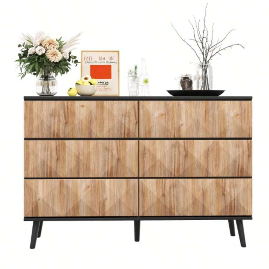 La credenza e il comò zeichnen sich durch eine Combination aus Schwarz und natürlichen Holztönen, Metallbeinen und erhöhten Türen aus.