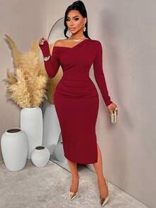 Traje casual elegante feminino Amarilo para outono/inverno, para passeios diários e encontros. Decote cruzado assimétrico com design de ombros à mostra. Cintura plissada e silhueta justa. Detalhe de fenda plissada. Vestido de comprimento médio em malha texturizada listrada de cor sólida.