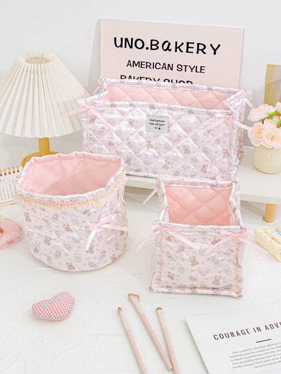 مجموعة سلة تخزين بنمط دب لطيف، ديكور عيد الميلاد للتخزين، لطيف، عصري، سلة قماش قابلة للطي للتنظيم والتخزين، ديكور مثالي للمكتب لتنظيم وتخزين المستحضرات، مناسبة للاستخدام المنزلي اليومي، الحمل أثناء السفر، المناسبات والهدايا للأصدقاء والعائلة. بالإضافة إلى ذلك، نقدم لك مجموعة متنوعة من أساليب سلال التخزين للاختيار منها.