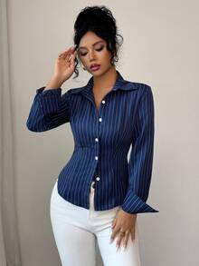 Chemise longue slim rayée bleu marine pour femmes avec col boutonné devant, design de nœud dans le dos et ourlet asymétrique. Blouses élégantes pour femmes