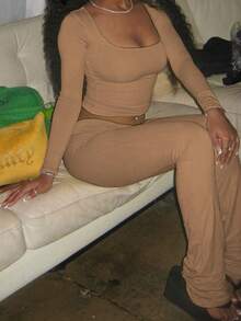 Onicee 女士夏季两件套，卡其色方领褶皱长袖上衣和休闲裤，适合情人节、约会、聚会、派对、旅行、度假、海滩等场合。 - 卡其色 - 查看 7