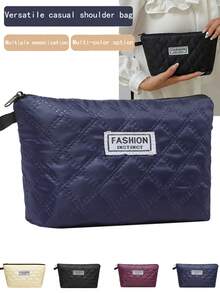 Le nouveau sac cosmétique à motif damier en forme de diamant présente un niveau élevé d'apparence. C'est un sac cosmétique portable et portatif pour le rangement et un petit sac carré pour le lavage.