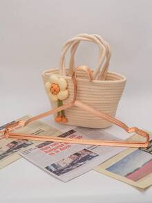 120 قطعة شماعات معدنية مانعة للانزلاق، شماعات سلكية قوية مع أخاديد مانعة للانزلاق، مناسبة لتنظيم خزانة غرفة النوم، ديكور العطلات، ديكور الغرفة، ديكور المنزل، ترتيب غرفة النوم، الديكور الداخلي وغيرها من السيناريوهات. لها وظائف التخزين والتنظيم، تتميز بأسلوب بسيط، مناسبة للاستخدام في الربيع، ويمكن أيضًا تعليق قمصان الصيف. خيار مثالي لهدايا عيد الميلاد.