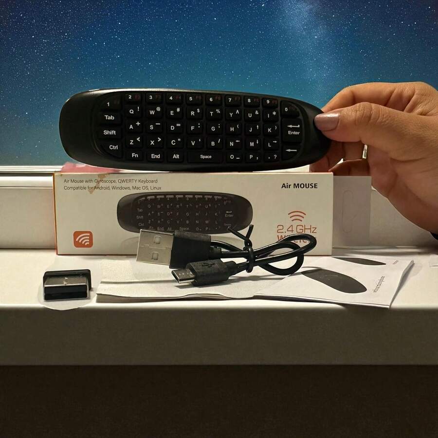 teclado inalámbrico compacto de 5.0 pulgadas con diseño ergonómico y retroiluminación LED ajustable, ideal para controlar dispositivos Smart TV, PC, laptops, y sistemas multimedia; incluye función Air Mouse para navegación precisa y cómoda sin necesidad de ratón adicional, conexión inalámbrica estable vía tecnología avanzada de bajo consumo, batería recargable de larga duración, compatible con múltiples plataformas y sistemas operativos; perfecto para gaming, trabajo remoto y uso cotidiano en el hogar u oficina, portátil y ligero para fácil transporte, con teclas suaves y silenciosas para mayor confort en sesiones prolongadas; accesorios y configuración rápida incluidos para una experiencia inmediata y fluida de uso en ambientes oscuros o poco iluminados. - Negro - Ver 1