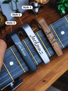 1个可定制文字的吉他变调夹，快速调节经典夹式设计，多种颜色可选，生日、毕业等场合的完美礼物，适用于电吉他和木吉他，吉他配件，定制吉他装备，时尚音乐设备，耐用吉他零件 - 彩色 - 查看 3