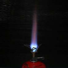 El artículo es un hornillo de gas plegable y compacto diseñado para cocinar o hervir agua rápidamente utilizando cartuchos de combustible de gas butano/propano. - Plateado - Ver 8