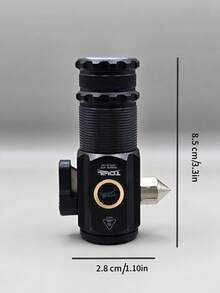 La Mini lámpara recargable USB 3 en 1 es tu compañera perfecta para el uso diario y aventuras al aire libre. Compacta y ligera, esta lámpara cabe fácilmente en tu bolsillo, que estés siempre preparado, ya sea para un día de senderismo, campismo, o simplemente para excursiones. Además de su función principal de iluminación, esta lámpara cuenta con herramientas esenciales que la hacen indispensable en situaciones de emergencia. Incluye una punta de metal para romper vidrios, un cortador  y un imán en la parte inferior, ideal para fijarla a superficies metálicas. - Negro - Ver 4