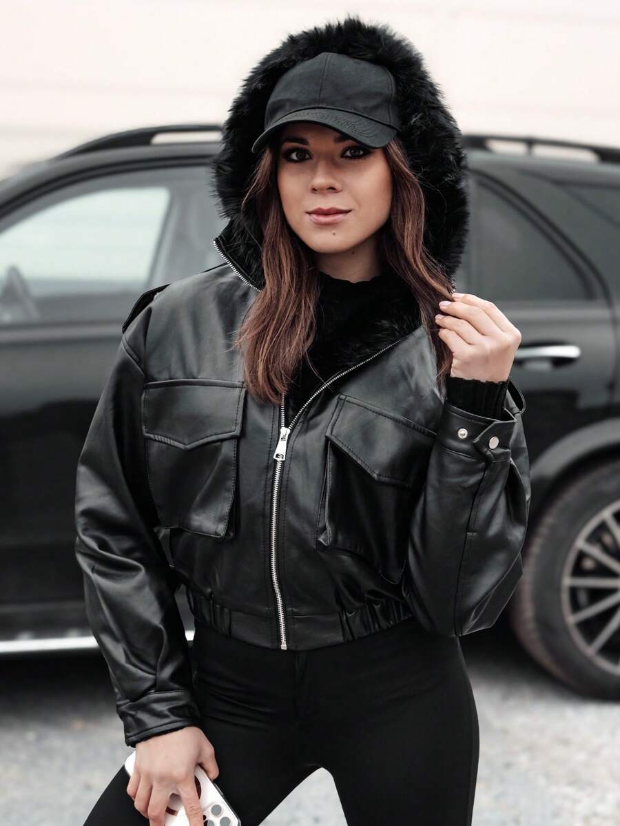 Damen Kunstlederjacke mit Kapuze und abnehmbarem Kunstfellbesatz, elegante Herbst- und Winter-Kurz-Übergangsjacke, stylische Freizeit- und Alltagsjacke mit Reißverschluss, Taschen und verstellbaren Ärmeln - Schwarz - Übersicht 1