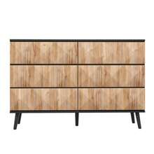 La credenza e il comò zeichnen sich durch eine Combination aus Schwarz und natürlichen Holztönen, Metallbeinen und erhöhten Türen aus.