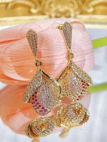 SEQUITO 2 piezas Decoración de oreja de dama de temperamento chapada en oro con micro pavé de cubitos de circonita AAA nuevos pendientes largos de gota con flor de rosa para fiesta de graduación y joyería