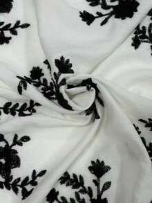 优雅女士长袖白色中式立领灯笼袖衬衫，饰有精致的黑色花卉刺绣