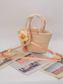 120 قطعة شماعات معدنية مانعة للانزلاق، شماعات سلكية قوية مع أخاديد مانعة للانزلاق، مناسبة لتنظيم خزانة غرفة النوم، ديكور العطلات، ديكور الغرفة، ديكور المنزل، ترتيب غرفة النوم، الديكور الداخلي وغيرها من السيناريوهات. لها وظائف التخزين والتنظيم، تتميز بأسلوب بسيط، مناسبة للاستخدام في الربيع، ويمكن أيضًا تعليق قمصان الصيف. خيار مثالي لهدايا عيد الميلاد.