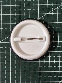 1 Stück 4,4 cm/1,73 Zoll Sicherheitsnadel Abzeichen mit witzigem Muster, Knopf Brosche, geeignet zum Anbringen an Kleidung, Taschen, Rucksäcken, lustiges Geschenk für Freunde und Familie - Verschiedenfarbig - Übersicht 3