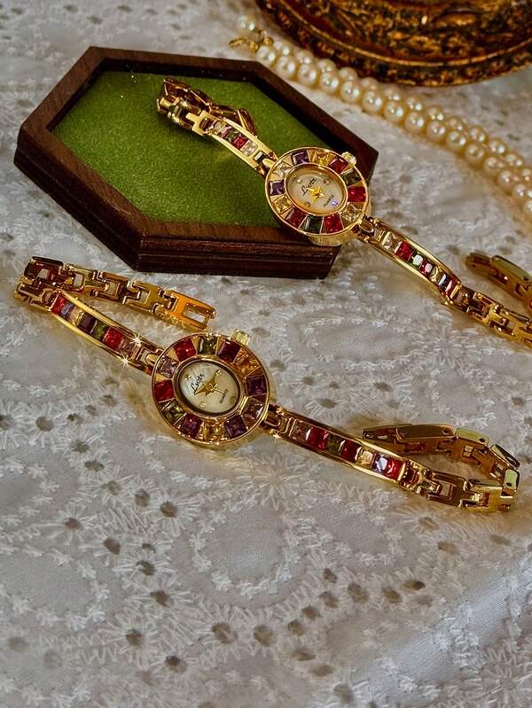 1 nowy, luksusowy francuski damski zegarek z kolorowymi kamieniami szlachetnymi i kryształkami. Wykwintny, lekki, luksusowy, retro, elegancki, wodoodporny damski zegarek kwarcowy z owalną tarczą z masy perłowej. Nadaje się do noszenia na co dzień oraz jako ozdoba nadgarstka na imprezy, wakacje i inne okazje.