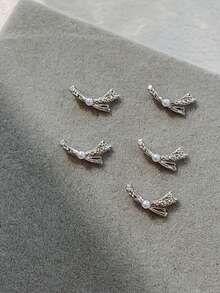 10 قطعة من الأقواس المزيفة الصغيرة المرصعة باللؤلؤ الفضي، لوازم فن الأظافر متعددة الوظائف براقة وجميلة، إكسسوارات أظافر فاخرة بسيطة من السبائك المعدنية، تميمات وجواهر للأظافر