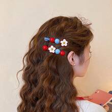 1个/2个发夹，尺寸5厘米*2厘米*2厘米，甜美活泼的“冰糖山楂”主题发夹套装，采用耐用的ABS塑料（ABS树脂）和光泽亚克力材质制成，拥有可爱俏皮的糖果色设计——鲜艳的红色、天蓝色和亮白色，精致的花瓣细节，以及光泽珠饰，打造出卡哇伊风格，可牢固地固定头发。 - 彩色 - 查看 5