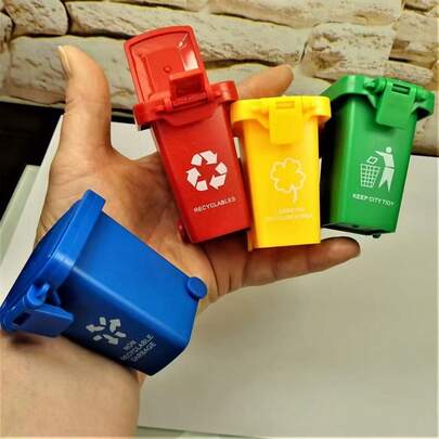 4PCS DOLLHOUSE TRASH CANS, Christmas Decoration Set, Dollhouse Miniature,Decoration For Desk, Christmas Decoration, Garbage Cans With Wheels, Recycle Cans Miniatures, Mini Trash Bins, Mini Recycling Bin For Desk, Mini Recycling Bin, Wheelie Bin Pencil Holders, Tabletop Mini Trash Can, Christmas Gift, Desktop Decor,