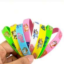 Bluey 10 قطع أو 12 قطعة من أساور سيليكون بأشكال كرتونية ملونة عشوائية لعائلة بلوي وأصدقائهم، أساور مطاطية ناعمة بنمط مرسوم لشخصيات الكلب بينجو وباندت وكريستين هيلر، هدايا وإكسسوارات لحفلات الأطفال والأعياد