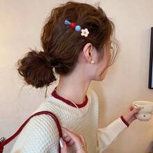 1个/2个发夹，尺寸5厘米*2厘米*2厘米，甜美活泼的“冰糖山楂”主题发夹套装，采用耐用的ABS塑料（ABS树脂）和光泽亚克力材质制成，拥有可爱俏皮的糖果色设计——鲜艳的红色、天蓝色和亮白色，精致的花瓣细节，以及光泽珠饰，打造出卡哇伊风格，可牢固地固定头发。 - 彩色 - 查看 9