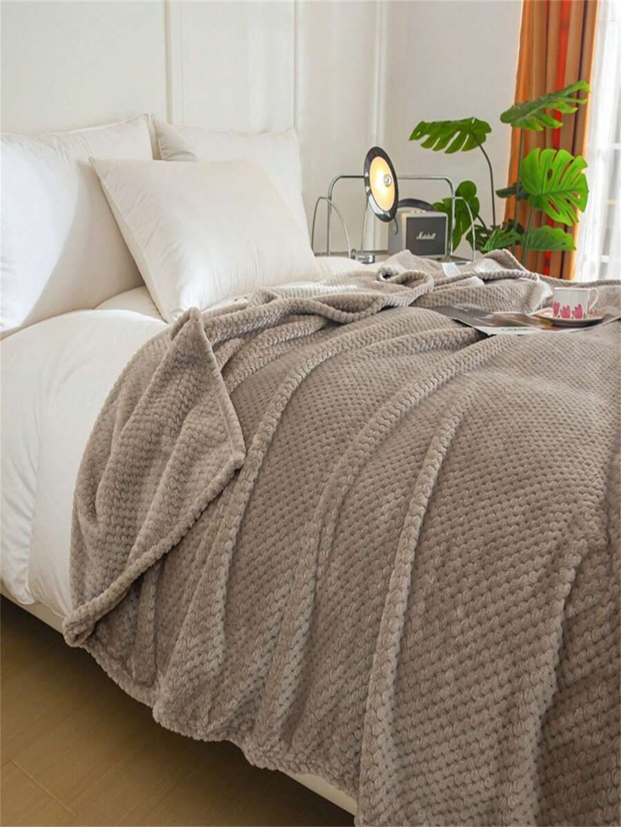 1 Pieza de manta de imitación de piel de conejo suave y cálida, manta de franela de unicolor moderna y sencilla, lavable a máquina, manta de tiro de poliéster de unicolor cómoda y multifuncional, adecuada para sofá, cama, decoración de dormitorio, decoración de habitación, decoración del hogar, oficina y viaje, adecuada para todas las estaciones, disponible en múltiples tamaños, el Halloween es el regalo perfecto para amigos y familiares