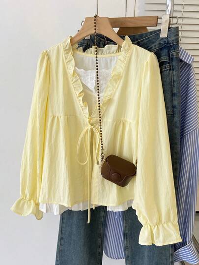法式温柔风格浅黄色荷叶边长袖上衣，V领系带两用衬衫，女士春季宽松泡泡袖纹理罩衫，蕾丝拼接撞色服装