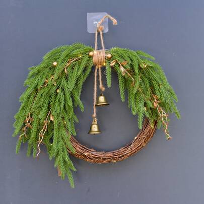 1 pinha de guirlanda de Natal com sinos, guirlanda de Natal de pinho Norfolk adequada para porta da frente, casa de fazenda, Natal no campo, decoração de parede de porta e janela artificial