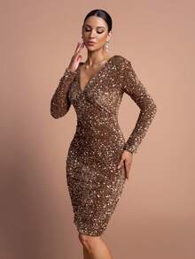 Chiếc đầm dạ hội thanh lịch dành cho quý cô này sở hữu thiết kế cổ chữ V duyên dáng, toát lên vẻ sang trọng vượt thời gian. Tay áo dài mềm mại tạo thêm nét tinh tế và chuyên nghiệp, trong khi phần váy ôm sát tôn dáng, mang đến vẻ ngoài tự tin. Những chi tiết đính sequin lấp lánh tạo nên vẻ ngoài sang trọng. Đây là sự lựa chọn lý tưởng cho những dịp trang trọng cao cấp như dạ tiệc lớn, đám cưới thắt cà vạt đen, dạ hội từ thiện, sự kiện doanh nghiệp và các bữa tối độc quyền. - Cà phê nâu - Xem 8