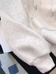 KATSEYE Gabriela Women'S Hooded Sweatshirt - Black With Red Lettering & Cat Face Graphic, Adjustable Drawstring Hood, Cozy Fall/Winter Pullover, Casual Long Sleeve Top For Casual Attire, Cat Hoodie, Autumn Apparel, Playful Design, Comfortable Fit, Durable Fabric, Streetwear Style,  Hoodie, Soft Material, Printed Hoodie, Streetwear Lovers, Cat Lovers, Women'S HoodiesOversized Women's Hoodie,Street Style Outfit,Sudadera - 白色和灰色 - 查看 3